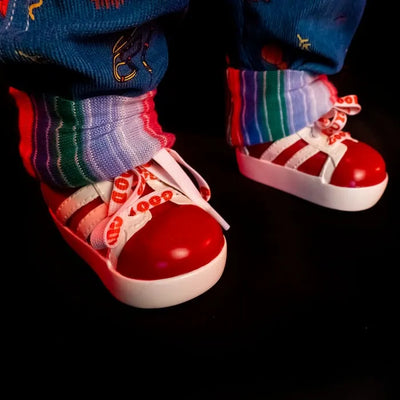 Ultimate Chucky (Ultimate Chucky Doll) – Trick or Treat Studios – ActionFigure Brasil — com base expositora