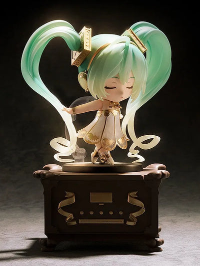 Vocaloid - Hatsune Miku - Nendoroid (#1538) - Symphony 5th Anniversary Ver. - 2026 Re-release (Good Smile Company) [Shop Exclusive]ㅤ – Good Smile Company – ActionFigure Brasil — com base expositora