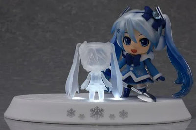 Vocaloid - Hatsune Miku - Nendoroid #207 - Snow 2012 Fluffy Coat ver.ㅤ – Good Smile Company – ActionFigureBrasil — ângulo diferente