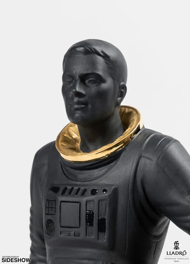 Walking on the Moon (Black & Gold) – Lladró – ActionFigure Brasil