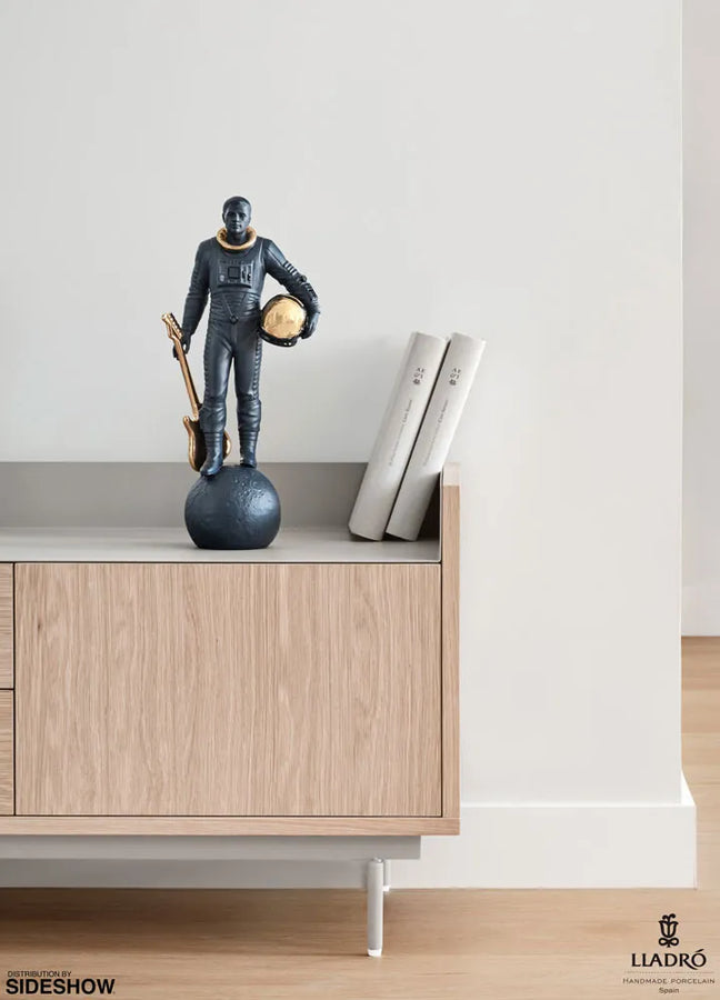 Walking on the Moon (Black & Gold) – Lladró – ActionFigure Brasil