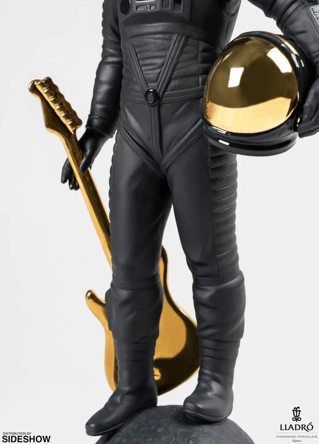 Walking on the Moon (Black & Gold) – Lladró – ActionFigure Brasil