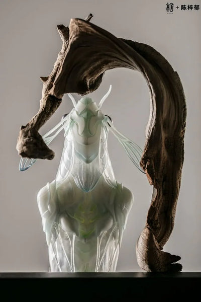 White Cicada - LIMITED EDITION: 350 – Manas SUM – ActionFigure Brasil — com base expositora