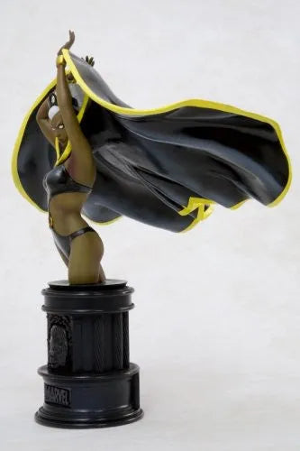 X-Men - Storm - Fine Art Bust - Classic Chapter ver. (Kotobukiya)ㅤ – Kotobukiya – ActionFigureBrasil — com base expositora