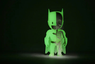 XXRAY meets DC Comics - Kid Robot Special-order Glow-in-the-dark Batman 4 Inch Vinyl Figureㅤ – Gantaku – ActionFigure Brasil — com base expositora