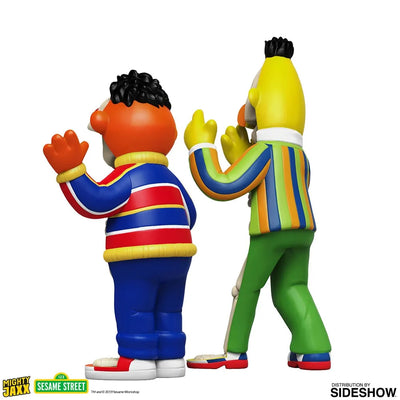 XXRAY Plus: Bert & Ernie – Mighty Jaxx – ActionFigure Brasil — com base expositora