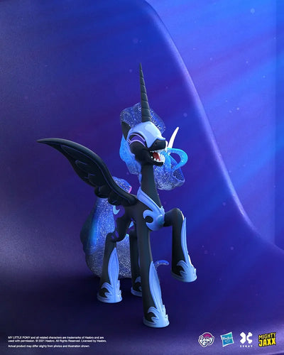 XXRAY Plus: Nightmare Moon – Mighty Jaxx – ActionFigure Brasil — com base expositora