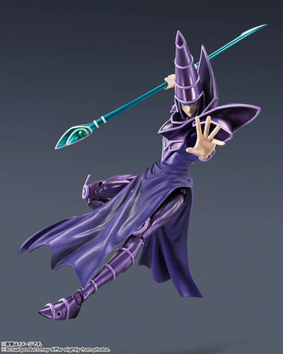 Yu-Gi-Oh! Duel Monsters - Black Magician - S.H.MonsterArts (Bandai Spirits)ㅤ – Bandai Spirits – ActionFigure Brasil — ambientada